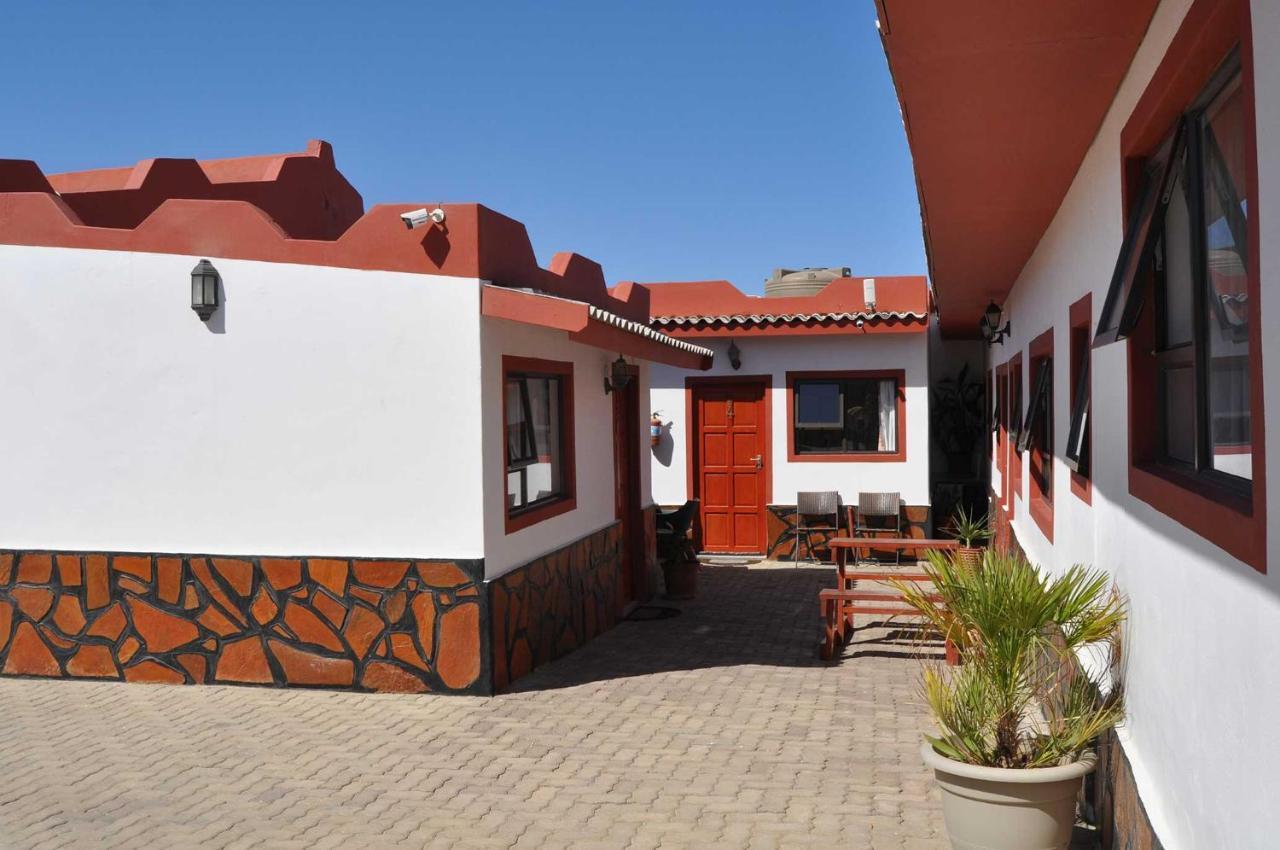 Timo'S Guesthouse Accommodation Lüderitz Exterior foto